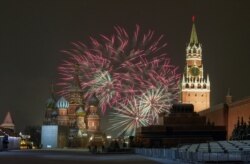 Kembang api menyala di langit di atas Kremlin dan Katedral St. Basil selama perayaan Tahun Baru di Moskow, Rusia 1 Januari 2022. (Foto: REUTERS/Tatyana Makeyeva)