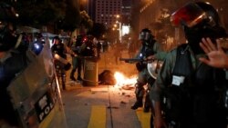 Policija Hong Konga na blokiranim ulicama grada