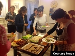 Vatandoshlar Jeff va Kris xonadonida. AQSh, 2014