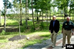 옴스테드 장군(왼쪽)과 쇼델 전 상사가 문재인 한국 대통령이 식수한 나무 옆을 지나 장진호 기념비로 향하고 있다. 문 대통령은 지난해 7월 기념비 근처에 산사나무 한 그루를 기념 식수했다.