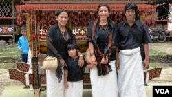 Dr. Kathleen Adams bersama saudara laki-laki angkatnya, beserta isteri dan puteri saudara angkatnya di Tana Toraja (VOA/courtesy photo).