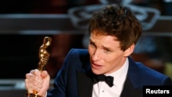 Aktor Eddie Redmayne menerima Oscar sebagai aktor terbaik untuk perannya dalam film "The Theory of Everything" pada Academy Awards ke-87 di Hollywood, California, 22 Februari 2015.