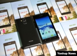 북한 김정은 국방위원회 제1위원장이 손전화 등 각종 전자제품을 생산하는 '5월11일 공장'을 현지지도했다고 조선중앙통신이 지난 2013년 5월 보도했다. 사진은 이 공장에서 생산된 안드로이드 OS가 탑재된 것으로 보이는 스마트폰 '아리랑'.