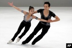 북한 피겨 스케이팅 염대옥, 김주식 선수가 지난해 9월 독일 오버스트도르프에서 열린 2017 국제빙상경기연맹 선수권 대회에서 연기하고 있다.