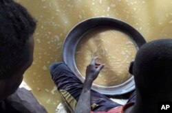 Pekerja anak menggunakan produk kimia seperti merkuri dan sianida, dekat Khartoum dan bandara internasional kota tersebut, 30 Agustus 2018. (Foto: Interpol via AP)