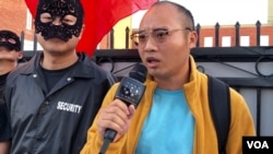 中国民主党洛杉矶行动组组长瞿成松在10月5日举行的星光大道民主活动上。