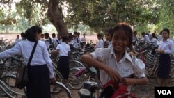 សិស្ស​ស្រី​នៅ​វិទ្យាល័យ​ហ៊ុន សែន​ប្រាសាទ​បាគង ដែល​លោកស្រី Michelle Obama បាន​ទៅ​ធ្វើ​ទស្សនកិច្ច​នៅ​ថ្ងៃសៅរ៍ ទី២១ ខែមីនា ឆ្នាំ២០១៥ ក្នុង​ខេត្ត​សៀមរាប នៃ​ប្រទេស​កម្ពុជា។ (ផន បុប្ផា/VOA)