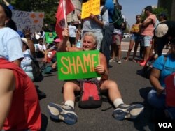 Protesters react to the cancellation of DACA outside the offices of Immigration and Customs Enforcement in Washington, Sept. 5, 2017. (PVohra/VOA)