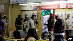 شماری از اعتراض کنندگان به غارت اموال شخصی پرداختند