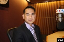 លោក ពឹង វឌ្ឍនា នាយក​ប្រតិបត្តិ​សមាគមន៍​គ្រួសារ​ខ្មែរ​នៅទីក្រុង Santa Ana រដ្ឋ​កាលីហ្វ័ញ៉ា បាន​មាន​វត្តមាន​នៅ​ទីស្នាក់ការ​របស់​ VOA នៅ​រដ្ឋធានី​វ៉ាស៊ីនតោន។