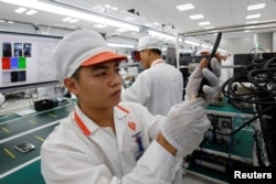 រូបភាព​ឯកសារ៖ កម្មករ​ម្នាក់​ធ្វើ​ការ​នៅ​កន្លែង​ផ្គុំ​ទូរស័ព្ទ Vsmart របស់​វៀតណាម នៅ​ក្នុង​ក្រុង Hai Phong​ ប្រទេស​វៀតណាម កាលពី​ថ្ងៃទី៤ ខែធ្នូ​ ឆ្នាំ២០១៨។