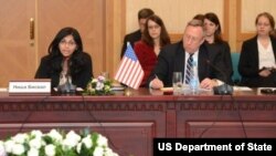 AQSh Davlat kotibining Janubiy va Markaziy Osiyo bo'yicha muovini Nisha Bisvol va Toshkentdagi elchi Jorj Krol, 1-dekabr, 2014