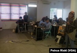 AJI bersama Google News Initiative menggelar pelatihan menangkal hoaks bagi jurnalis di Surabaya (Foto:VOA/Petrus Riski).