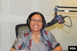 រូបឯកសារ៖ រូបឯកសារ៖ លោកស្រី រស់ សុភាព នាយិការអង្គការយេនឌ័រនិងអភិវឌ្ឍន៍ដើម្បីកម្ពុជា​ចូល​រួម​ជា​វាគ្មិន​ពិភាក្សា​អំពី​ប្រធានបទ «អំពើហិង្សាលើស្រ្តីនិងកុមារ៖ ការផ្លាស់ប្តូរឥរិយាបទចំពោះអំពើហិង្សា» នៅ​ក្នុងកម្មវិធី​វិទ្យុ Hello VOA កាល​ពី​ថ្ងៃច័ន្ទ ទី​១៣ ខែកក្កដា ឆ្នាំ២០១៥។