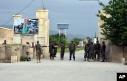 Afghan soldiers stand guard at the gate of a military compound after an attack by gunmen in Mazar-i-Sharif province north of Kabul, Afghanistan, April 21, 2017. Gunmen wearing army uniforms stormed a military compound in the Balkh province, an Afghan gove