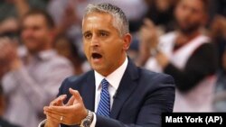 Igor Kokoškov u prvoj zvaničnoj utakmici kao trener Finiks Sansa, protiv Dalas Meveriksa (Foto: AP/Matt York)