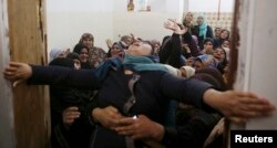 Keluarga korban tewas Hamdan Abu Amsha, 23, berduka saat pemakamanya di Beit Hanoun, Jalur Gaza, 31 Maret 2018.