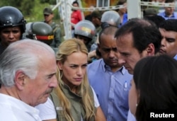Colombia's former President Andres Pastrana (L), Lilian Tintori (2nd L), wife of jailed Venezuelan opposition leader Leopoldo Lopez, Bolivia's former President Jorge Quiroga (2nd R) and Venezuela's opposition leader Maria Corina Machado (showing back) stand outside the military prison of Ramo Verde, on the outskirts of Caracas, May 29, 2015.