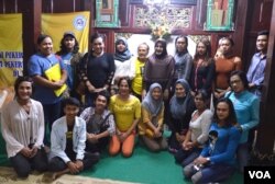 Sebagian peserta pelatihan memijat dan tata rias berfoto bersama rombongan mahasiswa Universitas Ahmad Dahlan Yogyakarta. (foto:VOA/Munarsih).