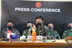 Panglima TNI Marsekal Hadi Tjahjanto menunjukkan beberapa temuan yang diduga berasal dari KRI Nanggala 402, tetapi menggarisbawahi bahwa operasi pencarian akan tetap dilanjutkan. (Foto: Courtesy/TNI AL)