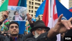 Elman Türkoğlu və arxa fonda Xədicə İsmayıl