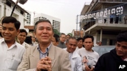 រូបឯកសារ៖ លោក កឹម សុខា ប្រធានគណៈកម្មការសិទ្ធិមនុស្សប្រចាំរដ្ឋសភា និយាយទៅកាន់អ្នកសារព័ត៌មាន នៅពេលដែលលោកបានចេញពីសាលាដំបូងរាជធានីភ្នំពេញ កាលពីថ្ងៃទី១៥ ខែធ្នូ ឆ្នាំ១៩៩៨។