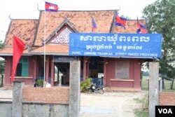 សាលាឃុំ​ពពេល ស្ថិត​ក្នុង​ស្រុក​ត្រាំកក់ ខេត្តតាកែវ តាមបណ្តោយ​ផ្លូវ​ជាតិ​លេខ​៣ ស្ថិត​នៅ​ចម្ងាយ​ប្រមាណ​៧០​គីឡូម៉ែត្រ​ពី​រាជធានី​ភ្នំពេញ។ គណបក្ស​សង្រ្គោះ​ជាតិ​បាន​ឈ្នះ​តំណែង​មេឃុំ​សម្រាប់​សាលាឃុំ​មួយ​នេះ តែ​ត្រូវ​បាន​បែងចែក​អាសនៈ​ទៅ​គណបក្ស​ប្រជាជន​កម្ពុជា​វិញ ក្រោយ​បក្ស​ប្រឆាំង ត្រូវ​បាន​រំលាយ​កាលពី​ថ្ងៃ​ទី​១៦ ខែវិច្ឆិកា ឆ្នាំ២០១៧។ (ស៊ុន ណារិន/VOA)