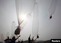 Organisasi-organisasi pembelot Korea Utara, melepaskan balon berisi makanan ringan "Choco Pie" dan selebaran anti-Pyongyang ke arah Utara dekat zona demiliterisasi yang memisahkan kedua Korea di Pulau Ganghwa, Barat Laut Seoul, 24 April 2012(Foto:dok)