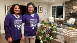 Ake Pangestuti (kiri) bersama Febe Lim, pengajar merangkai bunga bagi lansia (dok: Ake Pangestuti)