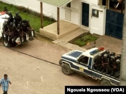 Les forces de police devant le domicile de Blanchard Oba, président de l'IDC au centre-ville de Brazzaville, le 3 octobre 2017. (VOA/Ngouela Ngoussou)
