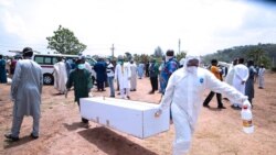 Des agents portant le cercueil du corps d’Abba Kyari à Abudja, le 19 avril 2020. (VOA/Gilbert Tamba)
