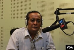 ឯកសារ​៖ លោក​បណ្ឌិត មាស នី អ្នកស្រាវជ្រាវ​ខាង​ការអភិវឌ្ឍ​សង្គម នៅក្នុង​បន្ទប់​ផ្សាយ​របស់ VOA នៅ​រាជធានី​ភ្នំពេញ ក្នុង​ពេល​លោក​ចូលរួម​ជា​វាគ្មិន​ក្នុង​កម្មវិធី Hello VOA នៅ​ថ្ងៃច័ន្ទ ទី២៩ ខែសីហា ឆ្នាំ២០១៦។ (លីម សុធី/VOA)