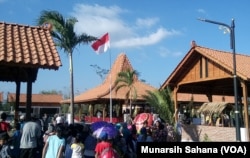 Masyarakat desa Ngargogondo juga hadir memadati komplek Balkondes dan home-stay Ngargogondo. (Foto: Munarsih Sahana/VOA)
