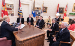 도널드 트럼프 대통령이 지난 2018년 8월 백악관 집무실에서 북한 관련 대책회의를 열고 있다. 트럼프 대통령의 책상 앞에서 오른쪽부터 마이크 펜스 부통령, 성 김 필리핀주재 대사, 마이크 폼페오 국무장관, 스티븐 비건 대북정책 특별대표, 앤드루 김 중앙정보국 코리아미션센터장. 사진 출처=백악관