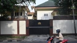 Seorang pengendara motor melintas di depan Kedutaan Besara Myanmar di Jakarta, 1 Februari 2021. (Foto: Adek Berry/AFP)