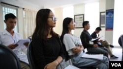 យុវជនកំពុងអង្គុយស្តាប់មន្រ្តីការិយាល័យឧត្តមស្នងការអង្គការសហប្រជាជាតិទទួលបន្ទុកសិទ្ធិមនុស្សប្រចាំកម្ពុជា (OHCHR) ធ្វើបទបង្ហាញលើកទី១ អំពី «ការប្រកួតពានរង្វាន់យុវជនគាំទ្រសិទ្ធិមនុស្ស» ដល់ក្រុមយុវជន នាថ្ងៃទី២០ ខែកក្កដា ឆ្នាំ២០១៩។ (កាន់ វិច្ឆិកា/VOA)