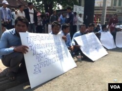 ក្រុម​អតីត​អ្នក​បើកបរ​រថយន្តក្រុងឲ្យក្រុមហ៊ុន​កាពីតូល​ កាល​ពី​ថ្ងៃ​ច័ន្ទ​ទី​៨ ខែ​កុម្ភៈ ឆ្នាំ ២០១៦ លើក​បដា​ បង្ហាញពី​ការទាមទារឲ្យ​រក​យុត្តិធម៌​ដល់លោក​ ណន វណ្ណា​ អតីត​អ្នក​បើកបរ​ឡានក្រុងឲ្យក្រុមហ៊ុន​កាពីតូល​ និង​លោក​ រស់​ ស៊ី​ផៃ​ សមាជិក​សហភាពការងារ​កម្ពុជា​ ដែល​ត្រូវ​អាជ្ញាធរ​មាន​សមត្ថកិច្ច​ខ័ណ្ឌ ​៧មករា​ ចាប់​ខ្លួន​កាល​ពី​ថ្ងៃ​សៅរិ៍​ ទី​៦ ខែកុម្ភៈ​ ឆ្នាំ​២០១៦​ និង​បញ្ជូន​មក​សាលាដំបូងរាជធានី​ភ្នំពេញ កាលពីថ្ងៃ​ច័ន្ទ​ ទី៨​ ខែកុម្ភៈ​ ឆ្នាំ​២០១៦។​ ពួកគេ​ទាំងពីរនាក់​នេះ​ ត្រូវ​តុលាការ​សម្រេច​ឃុំ​ខ្លួន​នៅថ្ងៃ​ច័ន្ទ​ពីបទ​ ​«​ហិង្សា​ដោយ​ចេតនា​ ប្រឆាំងនឹង​អ្នក​រាជការ​សាធារណៈ​ រារាំង​ជាឧបសគ្គ​ដល់​ចរាចរ​សាធារណៈ​»។ (ហ៊ុល រស្មី/​VOA Khmer)