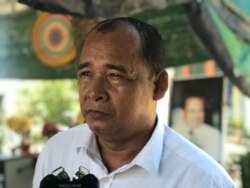 លោក កែម រិទ្ធិសិត​ ប្អូនប្រុស​បង្កើត​លោក​ កែម​ ឡី ផ្តល់​បទសម្ភាសន៍​ដល់​សំឡេង​សហរដ្ឋ​អាមេរិក​ (VOA) នៅ​ក្នុង​ឃុំ​លាយបូរ ស្រុក​ត្រាំកក់ ខេត្ត​តាកែវ​ ថ្ងៃទី​៣ ខែកក្កដា​ ឆ្នាំ​២០២១។ (ហ៊ុល រស្មី/វីអូអេ)