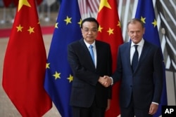 9일 벨기에 브뤼셀에서 열린 중국-EU 정상회담에서 리커창 중국 총리와 도날드 투스크 정상회의 상임의장이 악수하고 있다.