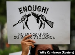 Seorang mahasiswa saat melakukan aksi unjuk rasa pelanggaran HAM, korupsi dan tindakan sosial dan lingkungan, Jakarta, 28 Oktober 2019. (Foto: REUTERS/Willy Kurniawan)