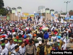 Forum Honorer Kategori II Indonesia (FHK2I) menggelar demo di DPR menuntut perubahan regulasi terkait ASN. (Foto courtesy: FHK2I/dok)
