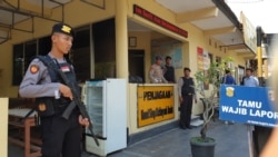 Polisi bersenjata lengkap dan memakai rompi anti peluru bersiaga di pos penjagaan Mapolresta Solo, Rabu, 13 November 2019. (Foto: VOA/Nurhadi)