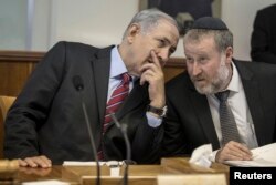 Israel's Prime Minister Benjamin Netanyahu, left, speaks with Cabinet Secretary Avichai Mandelblit during the weekly cabinet meeting in Jerusalem May 4, 2014.