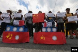 និស្សិត​ជនជាតិ​ហ្វីលីពីនកាន់​រូប​ចម្លងនាវា​ចិន​ខណៈដែល​ពួកគេ​ស្រែក​ពាក្យ​ស្លោក​ប្រឆាំង​នឹង​ចិន​អំឡុង​ពេល​ប្រមូល​ផ្តុំនៅ​រាជវាំង Malacanang ទីក្រុង​ម៉ានីលកាល​ពី​ថ្ងៃទី​០៣ មីនា ២០១៦។