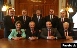 សមាជិក​ទាំង៩នាក់នៃក្រុមប្រឹក្សាក្រុងឡូវែល រដ្ឋម៉ាសាឈូសេត ដែលបាន​បោះឆ្នោត​សម្រេចឲ្យ​វិទ្យាល័យឡូវែល​ ផ្លាស់ទីទៅទីតាំងថ្មីនៅលើទីធ្លាពហុកីឡាដ្ឋាន Cawley Stadium។ (រូបថតដកស្រង់ពីគេហទំព័រ Common Wealth Magazine)