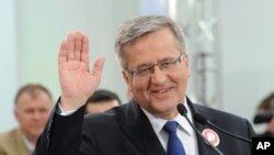 Polish President Bronislaw Komorowski greets supporters during a meeting ending his campaign ahead of a Sunday's presidential election, Warsaw, Poland, May 8, 2015.