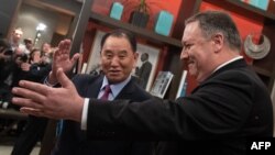 Kim Jong Čol i Majk Pompeo
