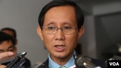 តំណាងរាស្រ្តគណបក្សប្រឆាំងបក្សសង្រ្គោះជាតិលោកយឹម សុវណ្ណ ថ្លែងទៅកាន់អ្នកសសារព័ត៌មានបន្ទាប់ពីជូបជាមួយមន្ត្រី គ.ជ.ប នៅថ្ងៃសុក្រ ទី២៥ ខែវិច្ឆិកា ឆ្នាំ២០១៦ នៅរាជធានីភ្នំពេញ។ (ឡេង ឡែន/VOA)