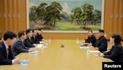 북한 김정은 국무위원장이 5일 평양에서 정의용 청와대 국가안보실장이 이끄는 한국정부 대북특사단과 면담하고 있다.