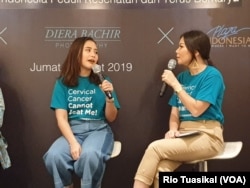 Prilly Latuconsina (kiri), aktris yang juga duta cegah kanker serviks, rutin mempromosikan pencegahan kanker serviks lewat akun Instagramnya yang memiliki 27 juta pengikut. (Foto: Rio Tuasikal/VOA)